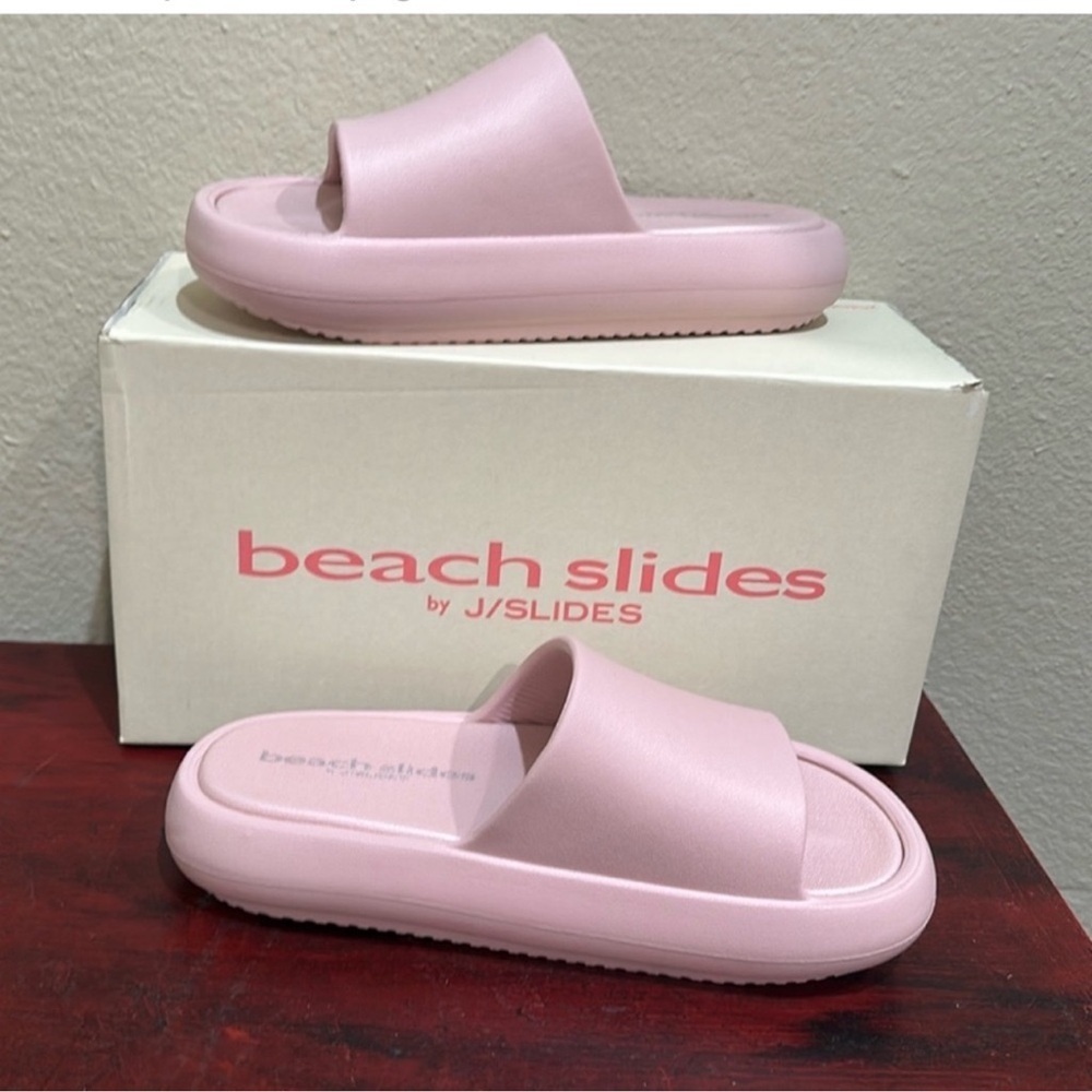 Nwt J Slides size 6. The most comfortable shoe. You’re walking on a cloud